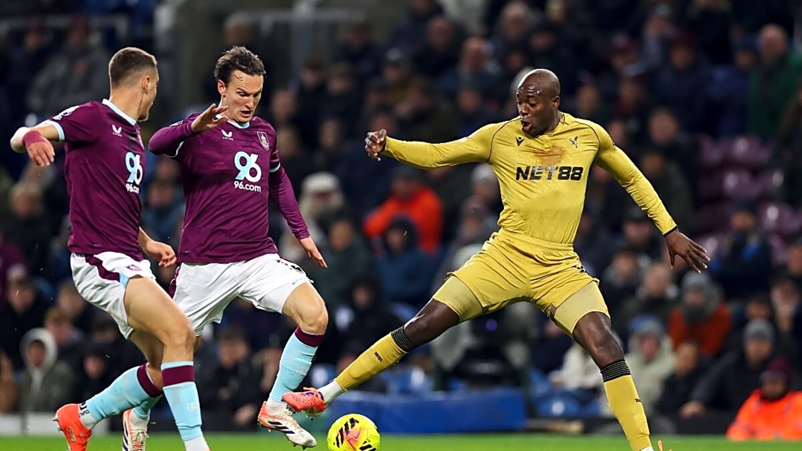 Decision made: Liverpool & Arsenal handed huge transfer opportunity by PL club