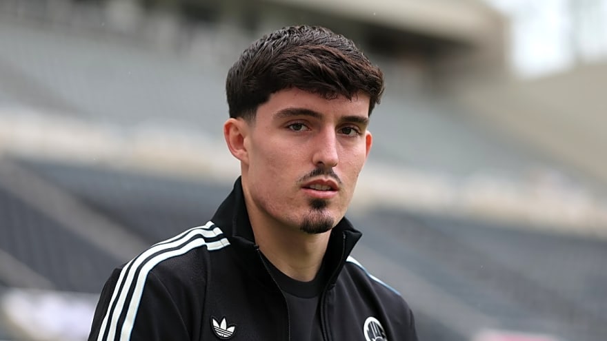 Man City target delays contract talks with Newcastle