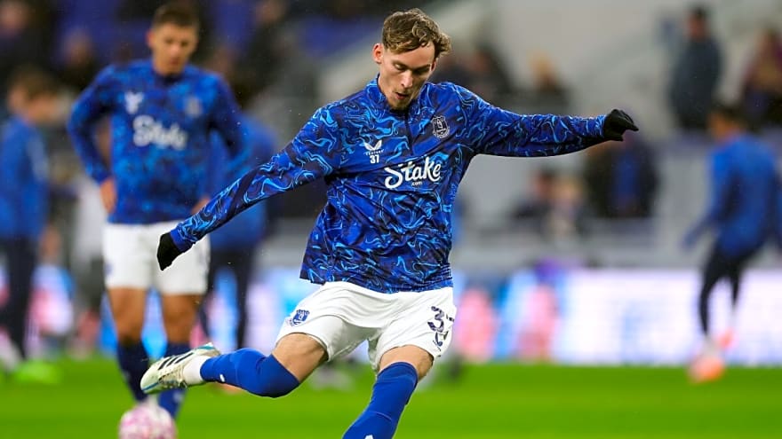 PL club scrambling to keep contract rebel as Man United consider surprise transfer