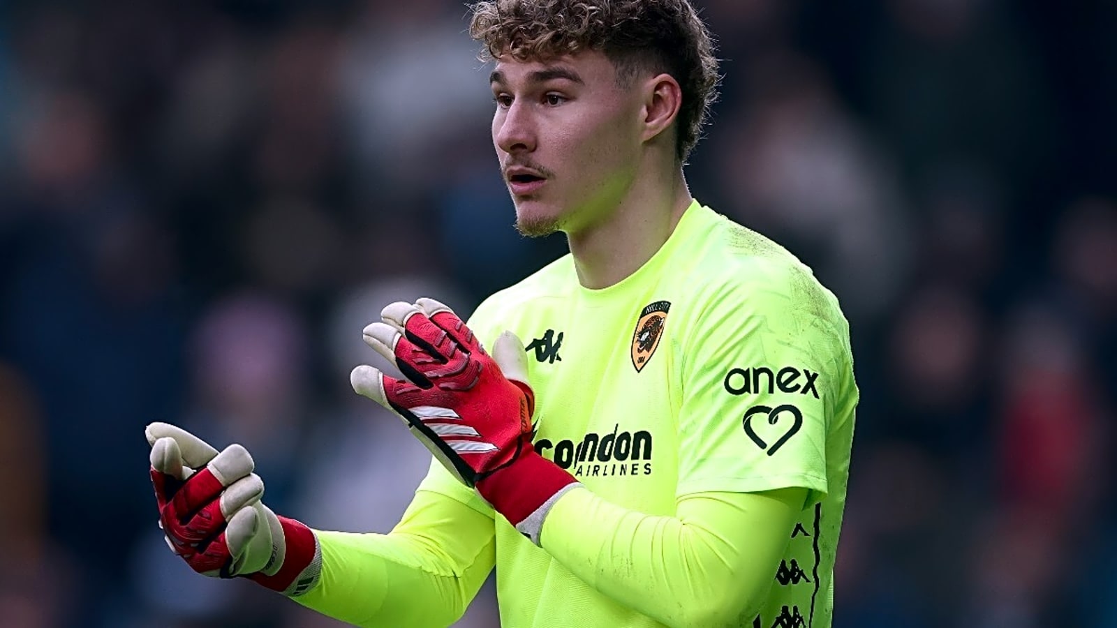 Manchester United & West Ham eye surprise signing of 23-year-old with 0 Premier League minutes