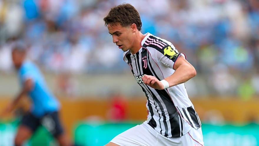 Barcelona closely monitoring €75 million Manchester United target