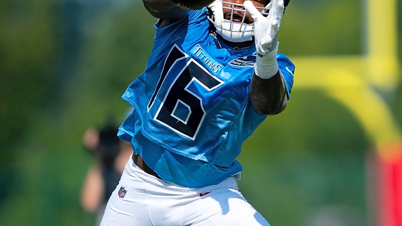 Titans WR Treylon Burks Suffers Broken Collarbone in Practice