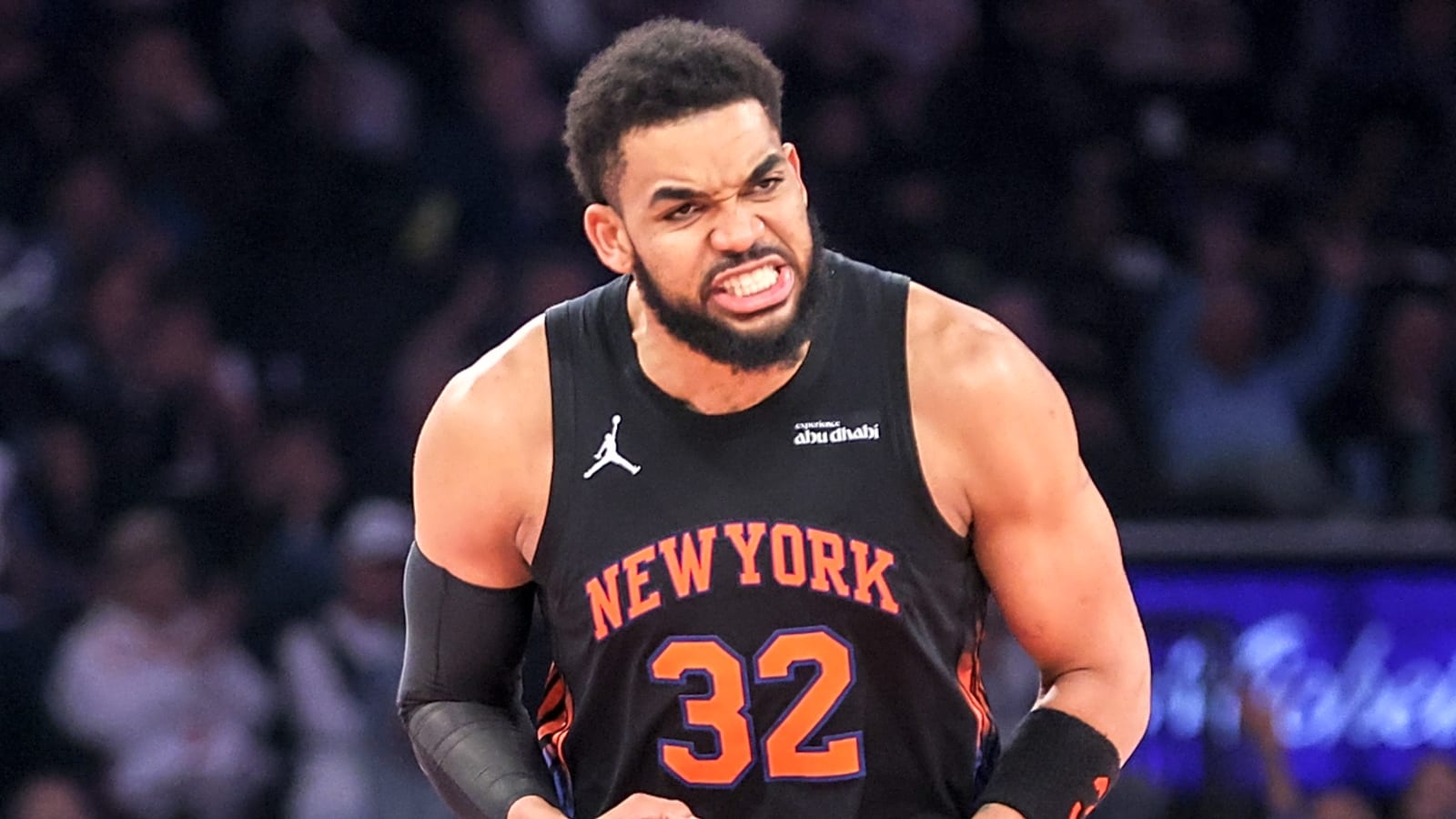 Knicks mop up 76ers inside in tight Game 2 win