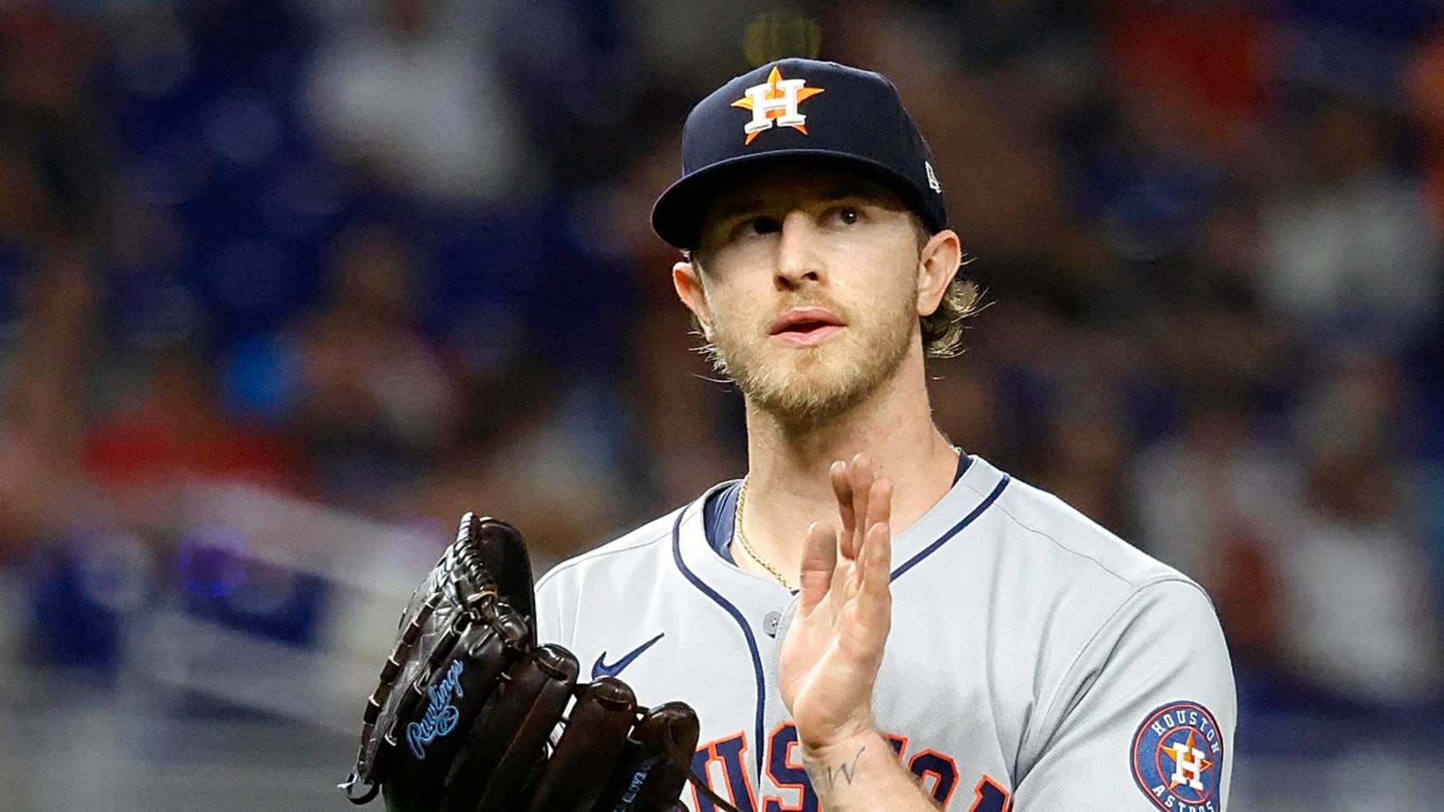 Astros place closer on 15-day IL due to shoulder strain
