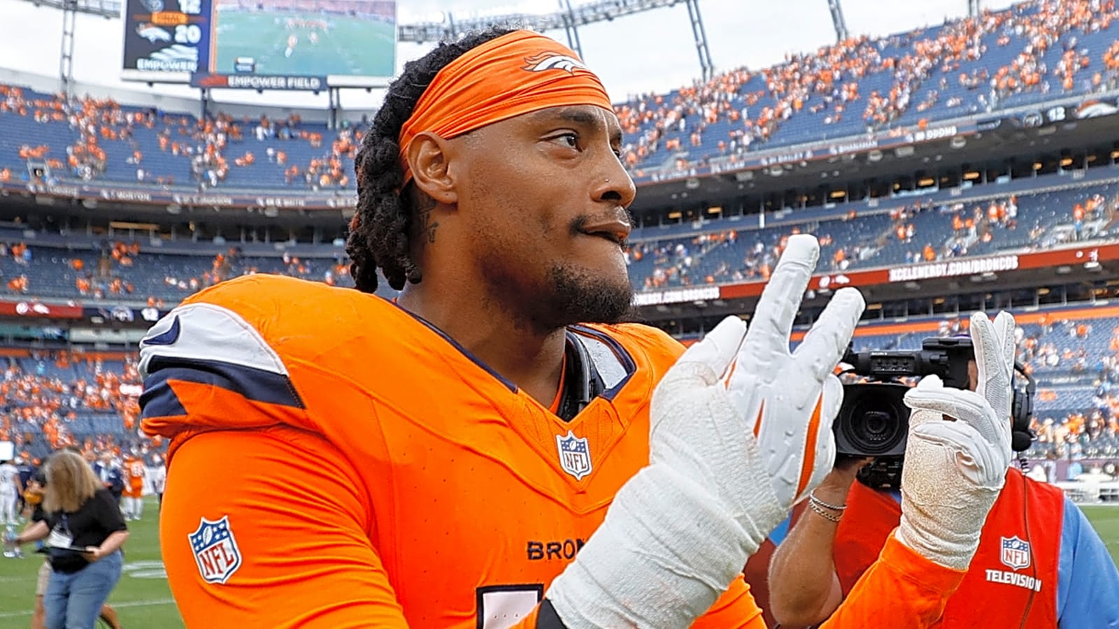 Broncos defense smothers Seahawks in battle of struggling offenses