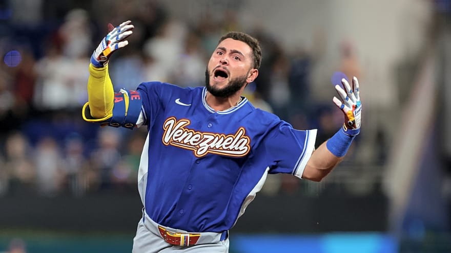 Wilyer Abreu loses his helmet celebrating huge home run vs. US in WBC final