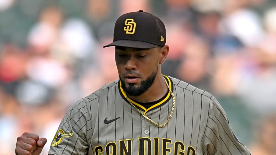 Braves building elite pitching staff with signing of Robert Suarez