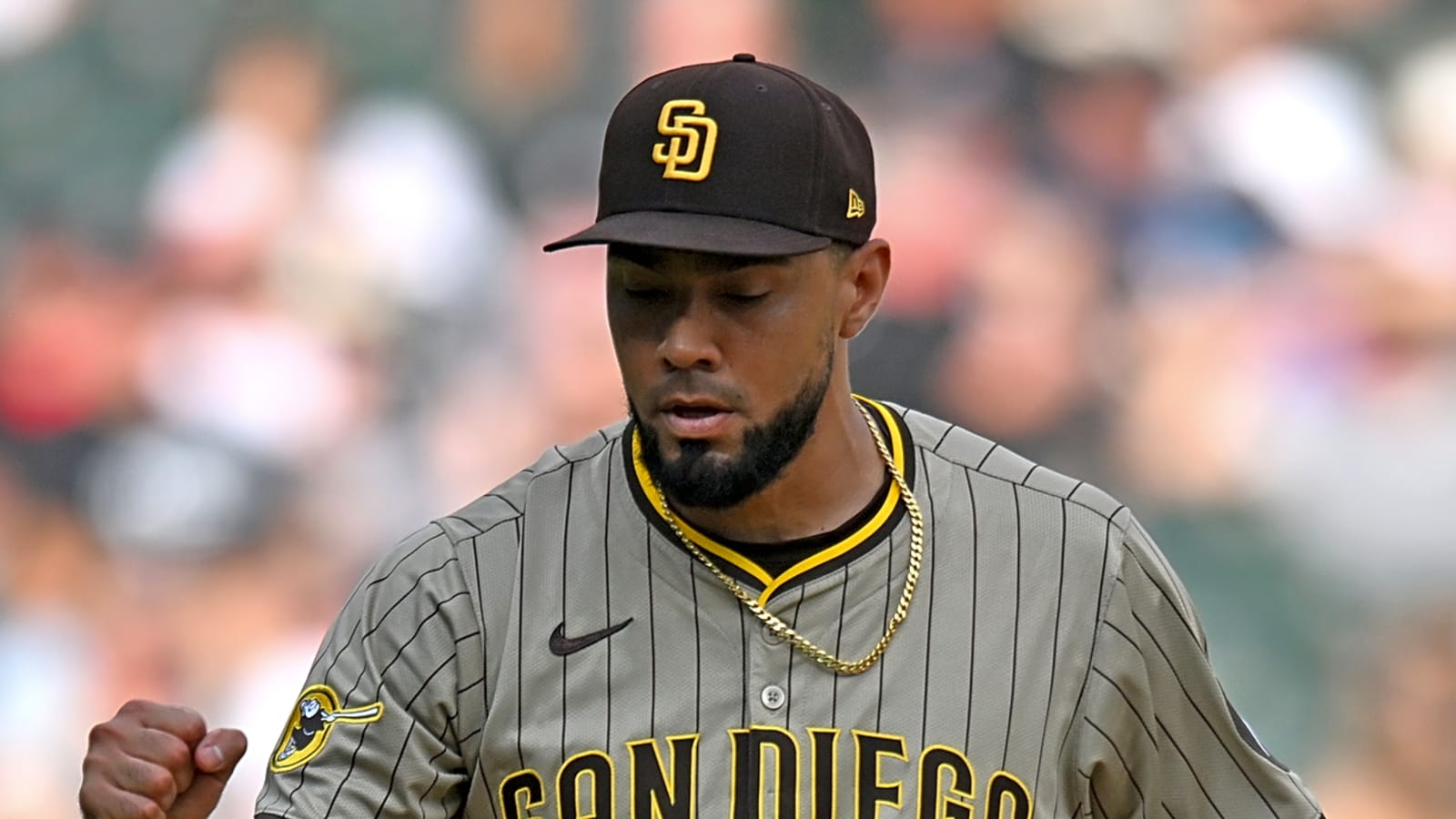 Braves building elite pitching staff with signing of Robert Suarez