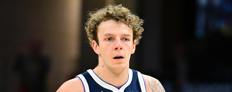 Lakers add shot-blocking specialist to bolster center position