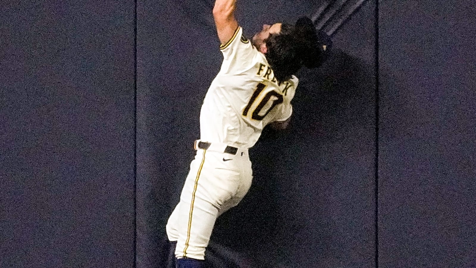 Brewers turn chaotic 8-6-2 double play to rob Dodgers of grand slam