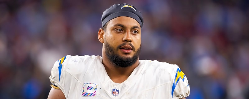 Chargers LT Rashawn Slater carted off field