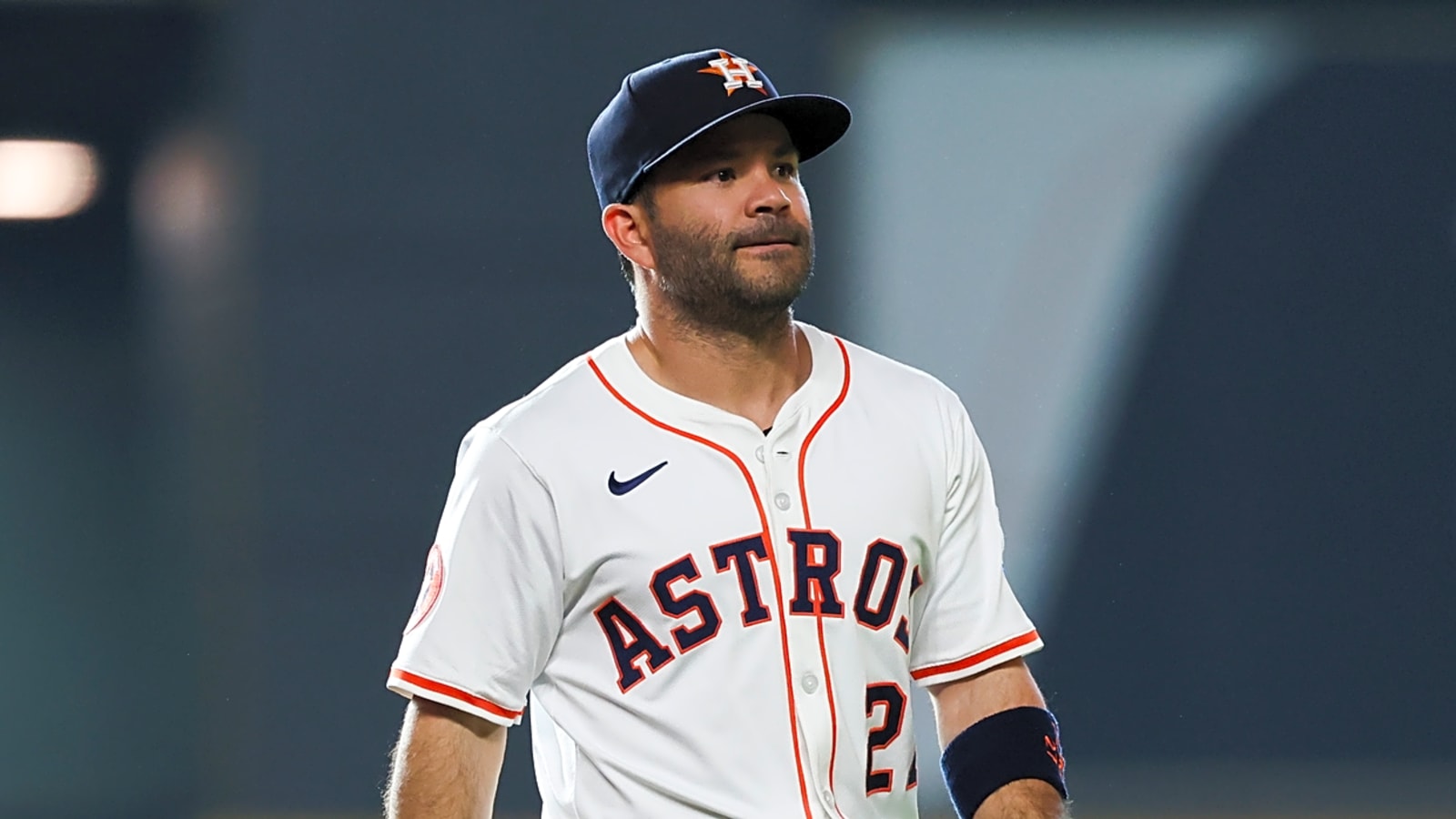 Astros star leaves game vs. Reds due to injury