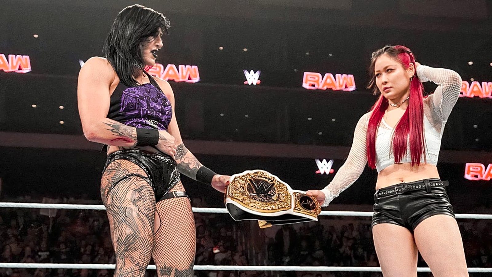 Becky Lynch&#39;s Hilarious Reaction To Naomi&#39;s Announcement on WWE RAW