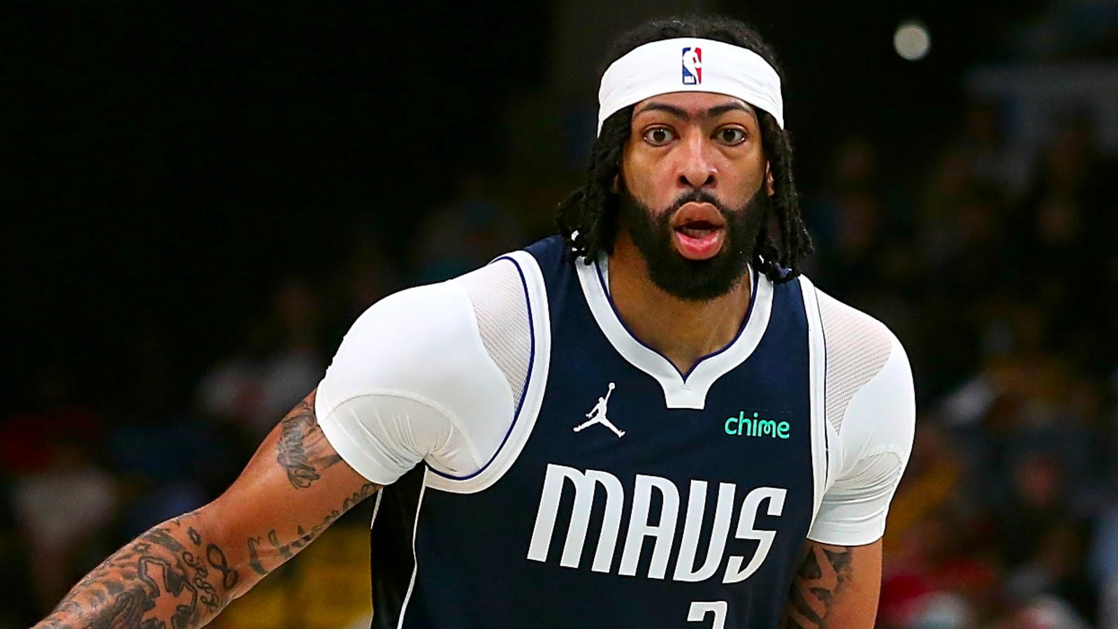 Mavericks’ Anthony Davis Recovering From Retina Procedure, Expected Back For Camp