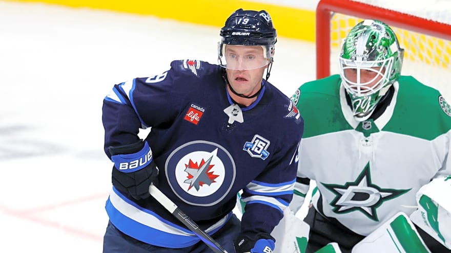 Jonathan Toews returns after two years, gets huge welcome