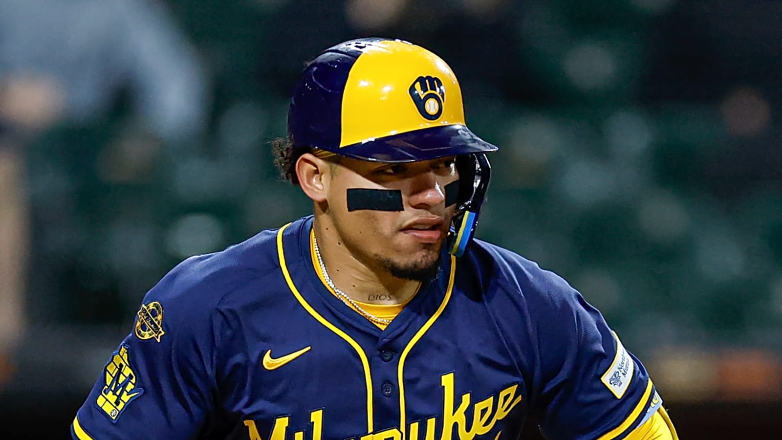 Brewers catcher playing through fractured finger