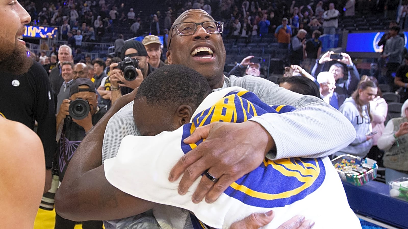 Mike Brown hugging Draymond Green 'did not land well' with Knicks players