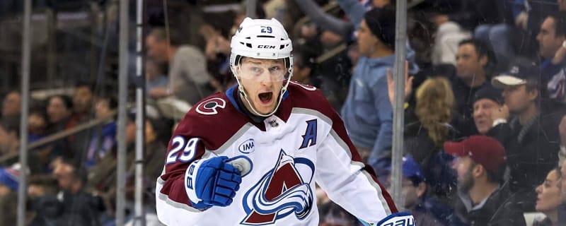 Nathan MacKinnon becomes first player to 50 goals this season