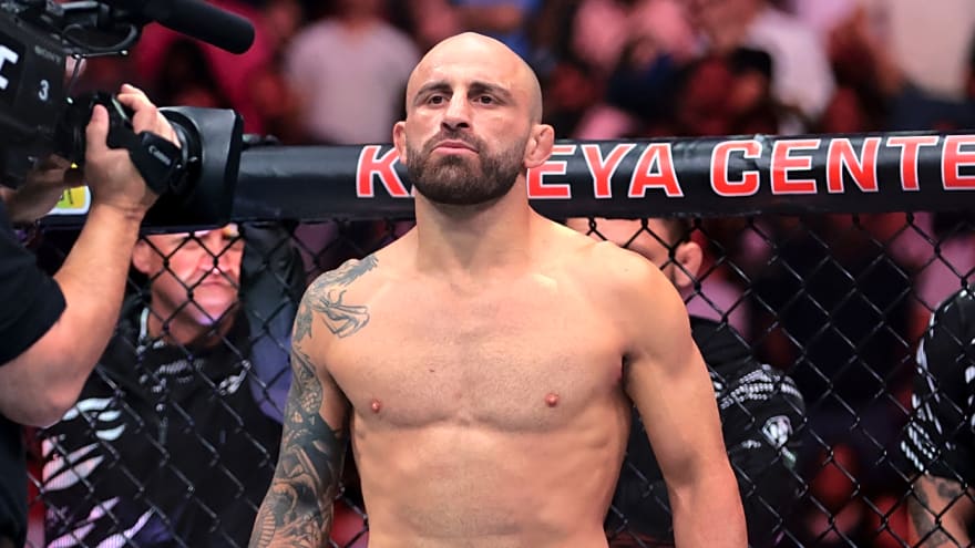 Alexander Volkanovski beats Diego Lopes to retain featherweight title at UFC 325