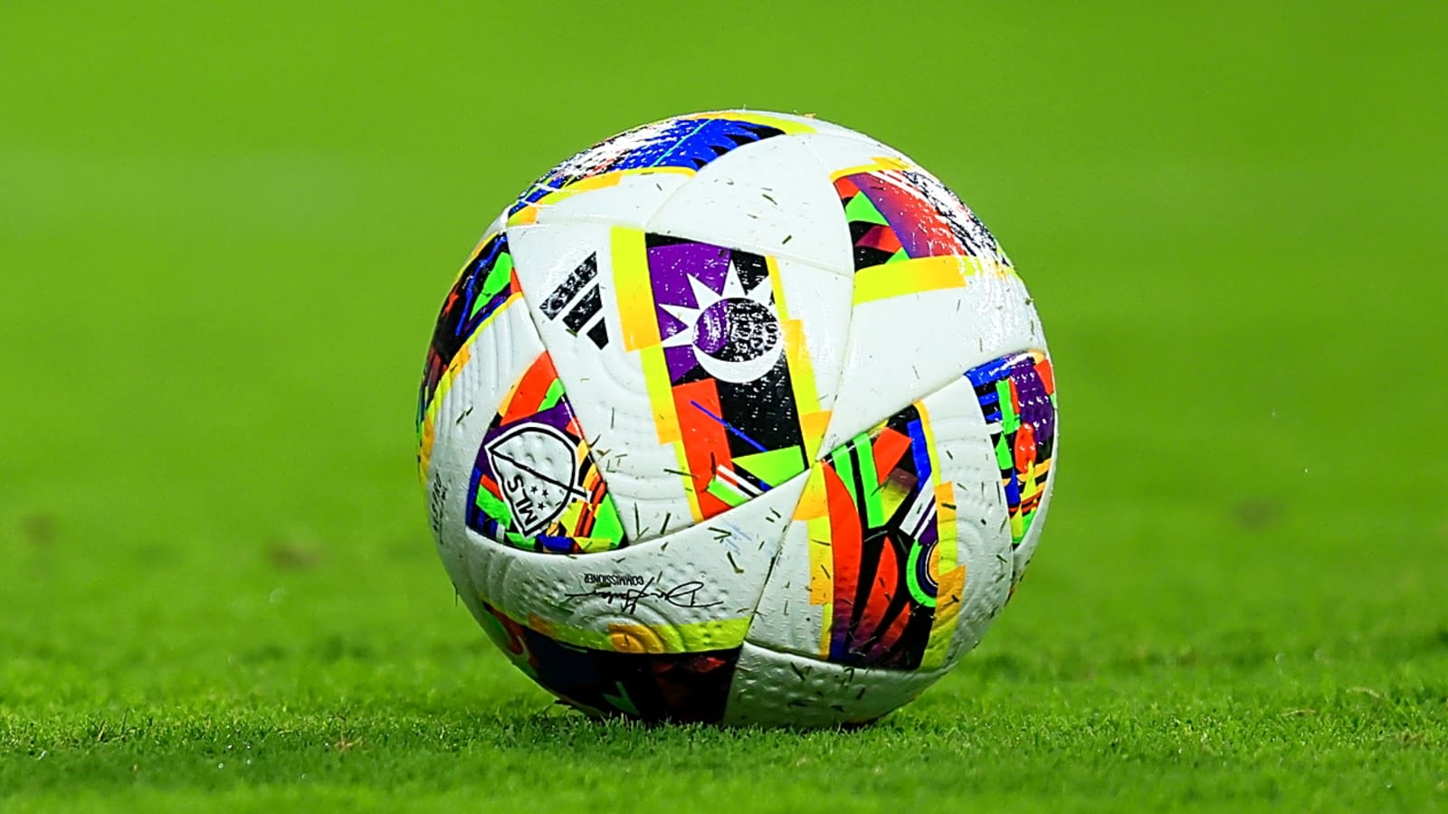 Newcastle and Manchester United in tug-of-war over star striker
