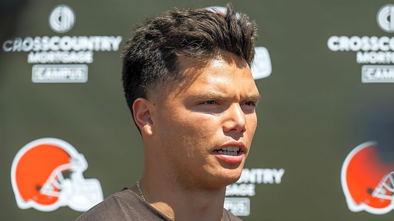 Browns Legend Backs Struggling Dillon Gabriel as Shedeur Sanders Waits on the Sidelines