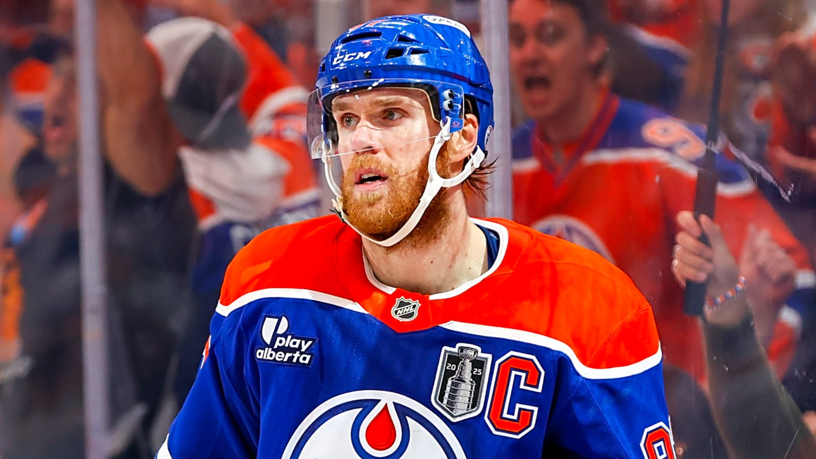 Oilers agree to contract extension with star center