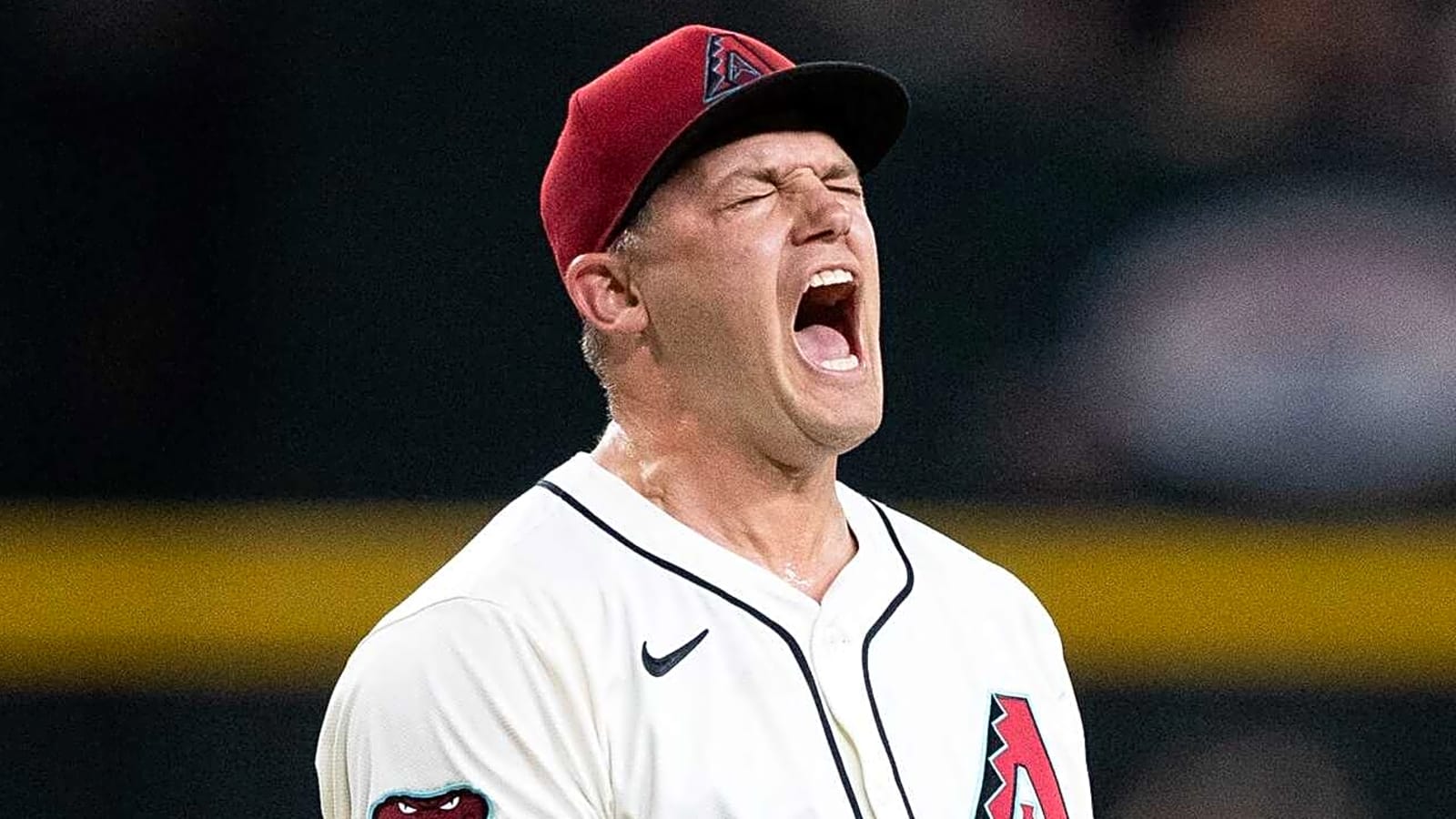 Diamondbacks bring back former closer