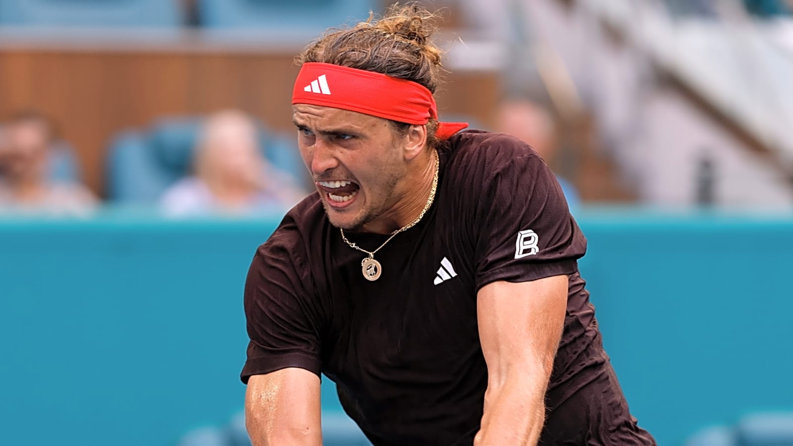 Defending champ Alexander Zverev rolls at Italian Open