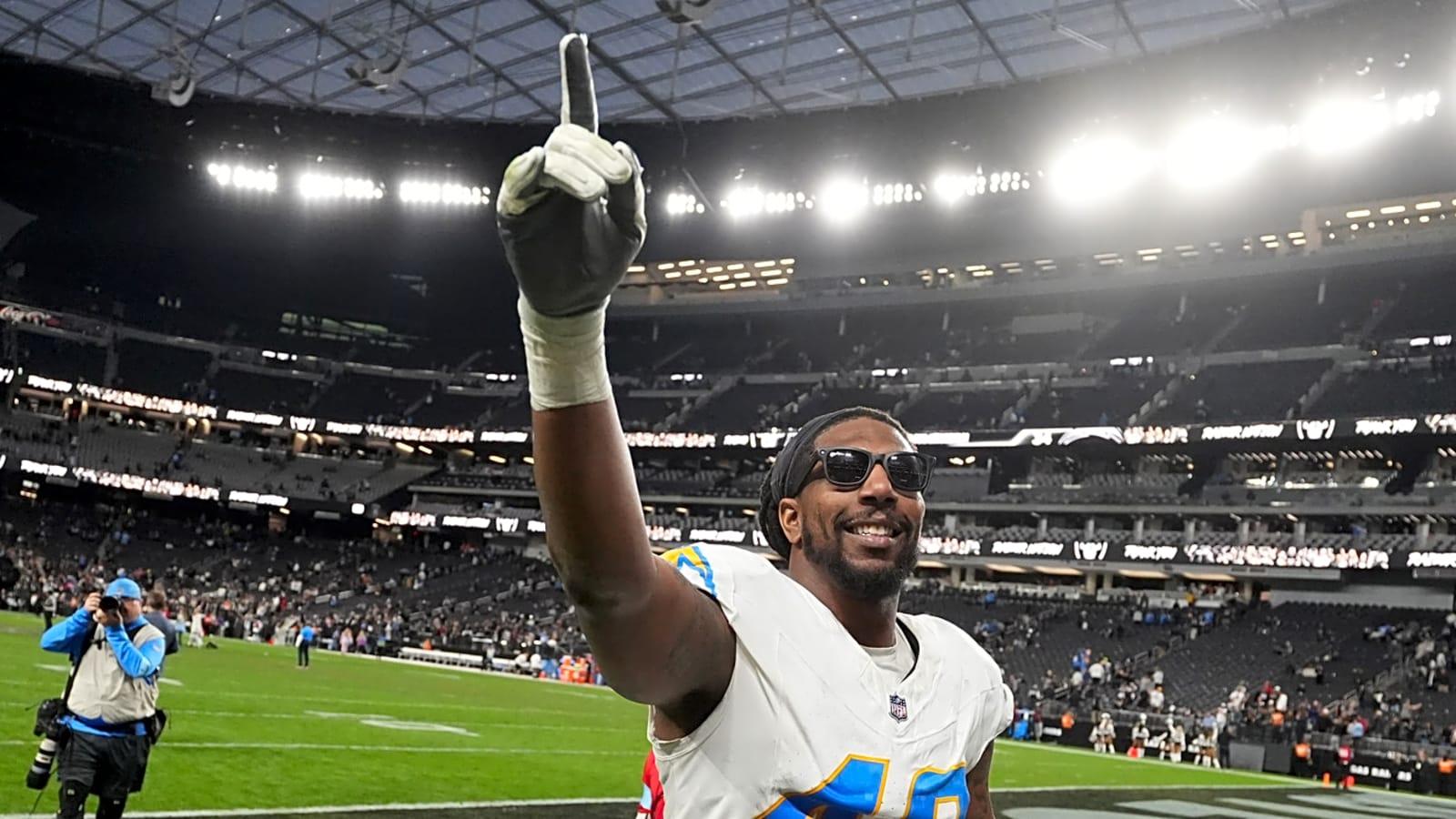 Chargers extend former first-round pick linebacker