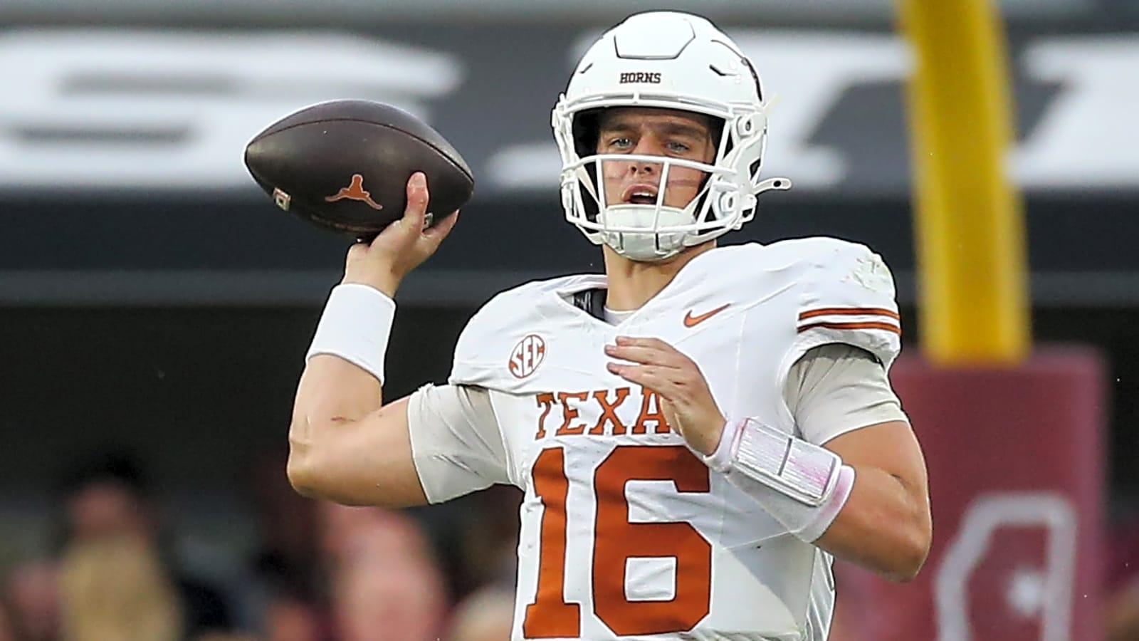 Texas gets concerning Manning news before matchup vs. Vanderbilt