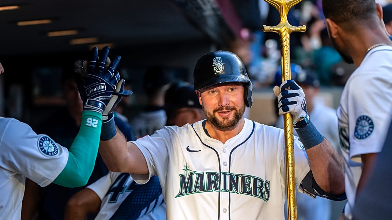 Mariners' Raleigh hits two HRs, breaking mark set by Dodgers legend