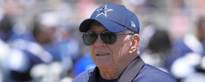 Cowboys' Jones responds to chants about Parsons amid stalemate