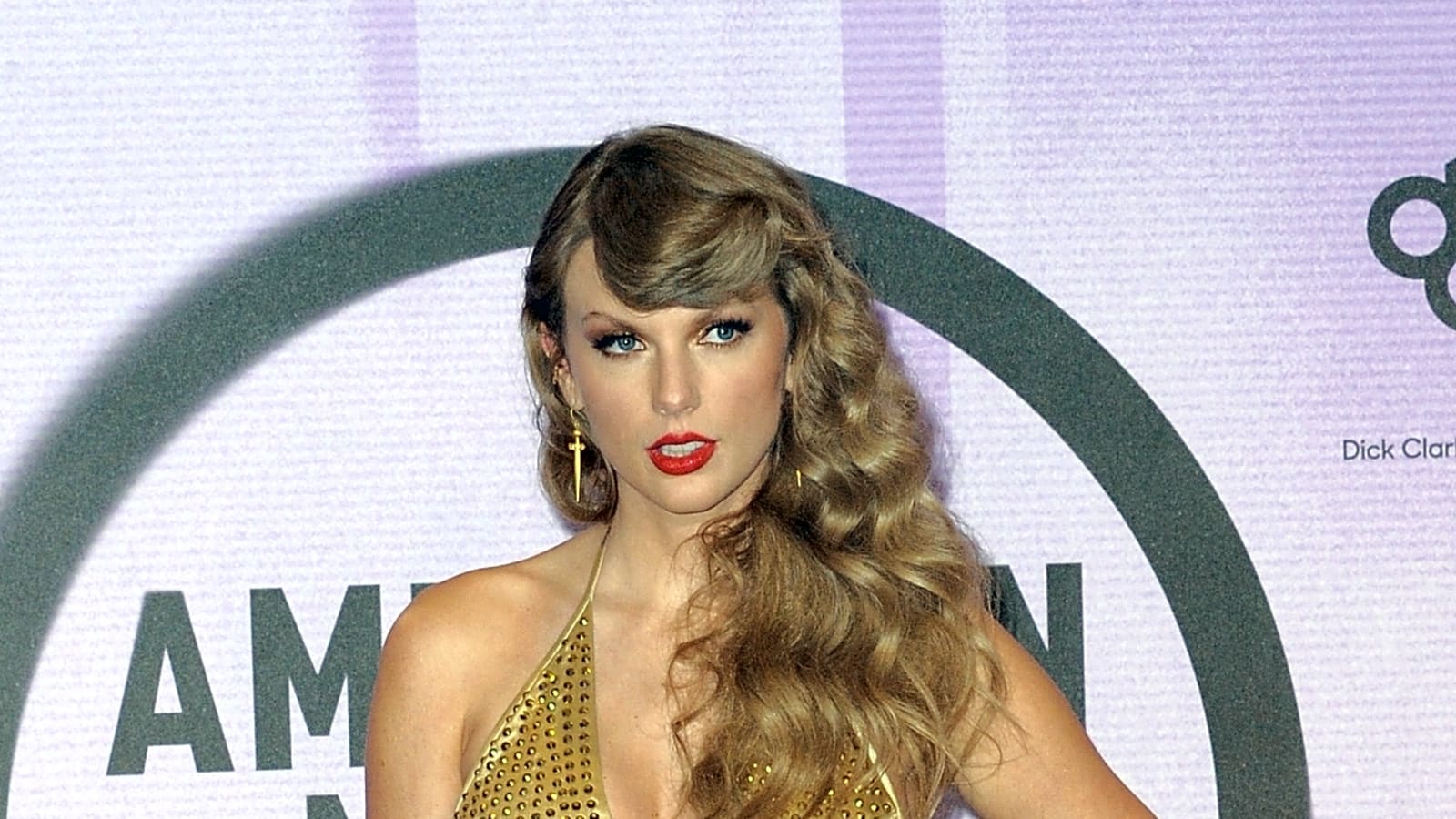 Swifties rejoice: Taylor announces new 'The Lift of a Showgirl' album