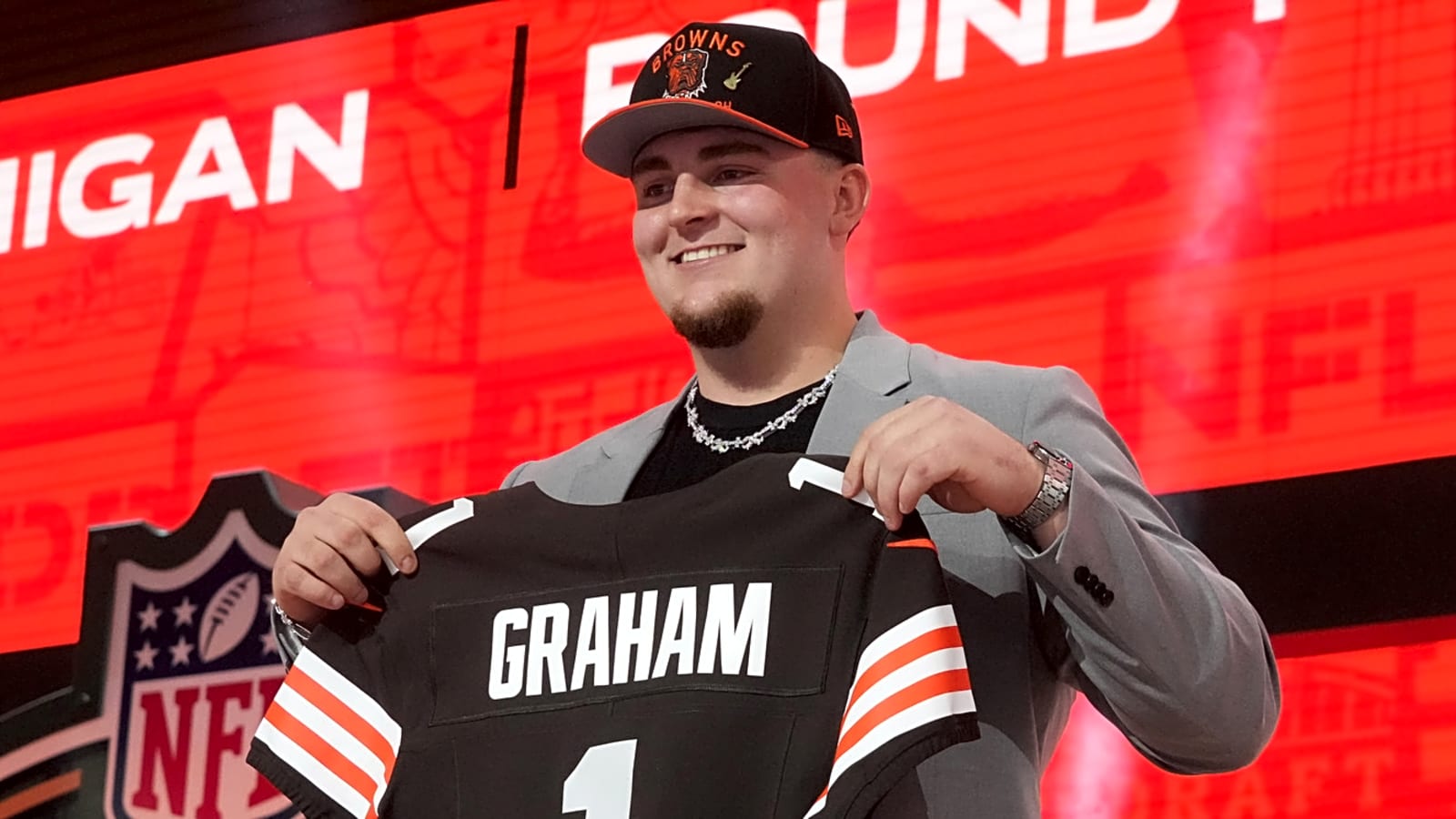 Analysts differ on Browns trading down in first round