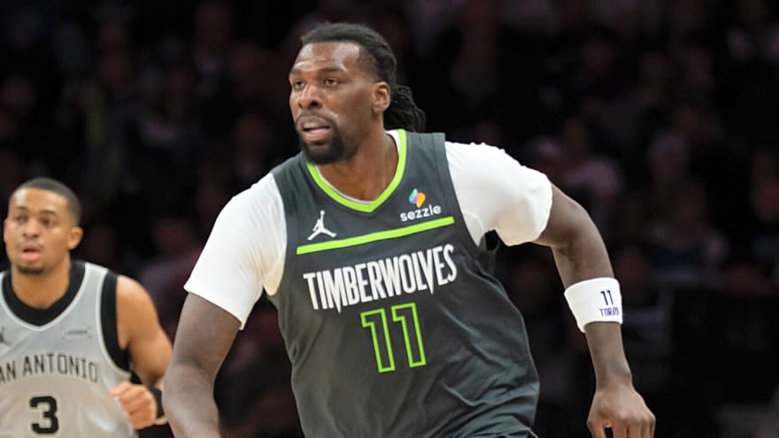 Naz Reid recovers from hit to help Timberwolves tie Spurs series
