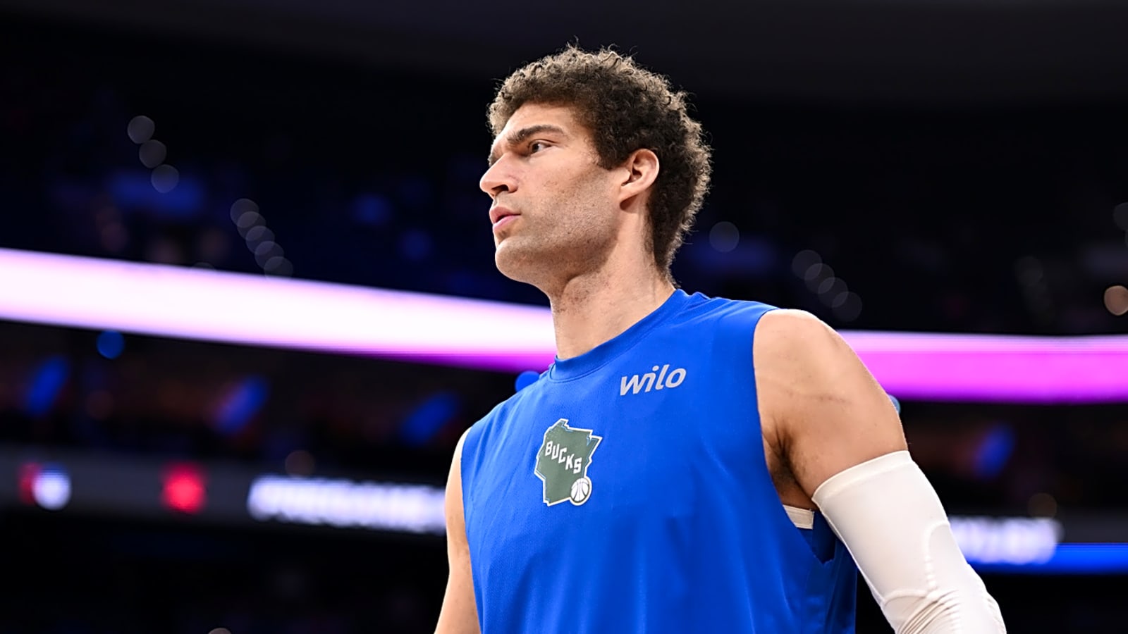 Veteran big man signs with Los Angeles, but not the expected team