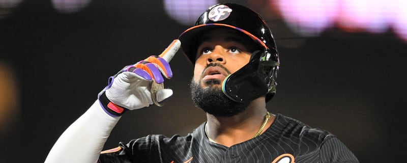 Giants break unusual Opening Day left fielder streak