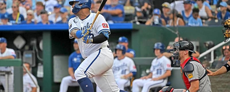 Royals’ Salvador Perez walks off the Braves with an extra-innings RBI