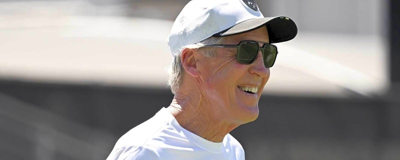 Seahawks veterans embrace Pete Carroll before preseason game vs. Raiders