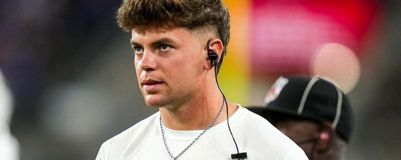 Eagles’ Cooper DeJean receives a hero’s welcome in Iowa with girlfriend Abby Summers