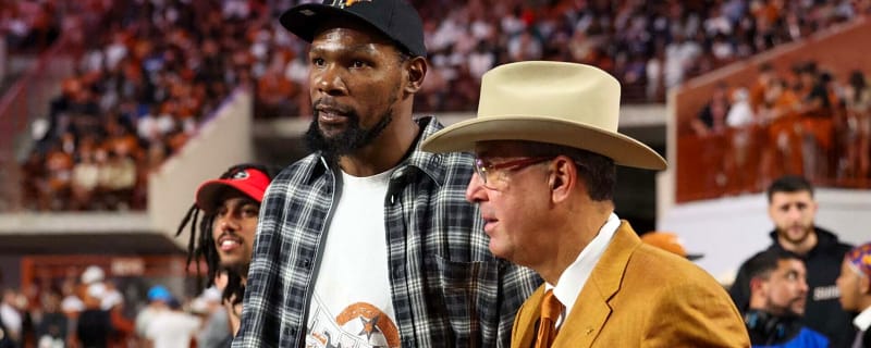 Watch Kevin Durant throw football passes on sideline during Texas Longhorns return