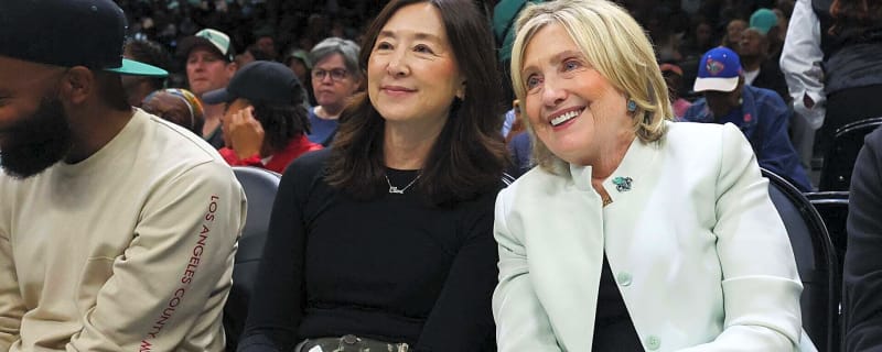 How WNBA crowd reacted to Hillary Clinton’s attendance at New York Liberty game