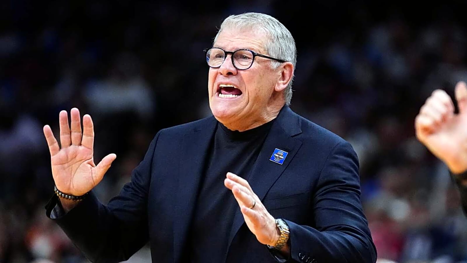 Multiple journalists point out key problem with Geno Auriemma's apology