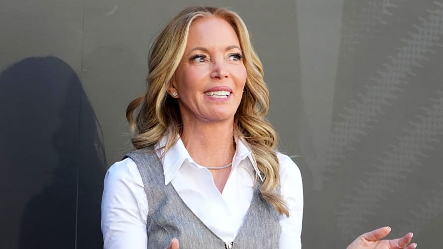 Jeanie Buss fights to remain Lakers team governor