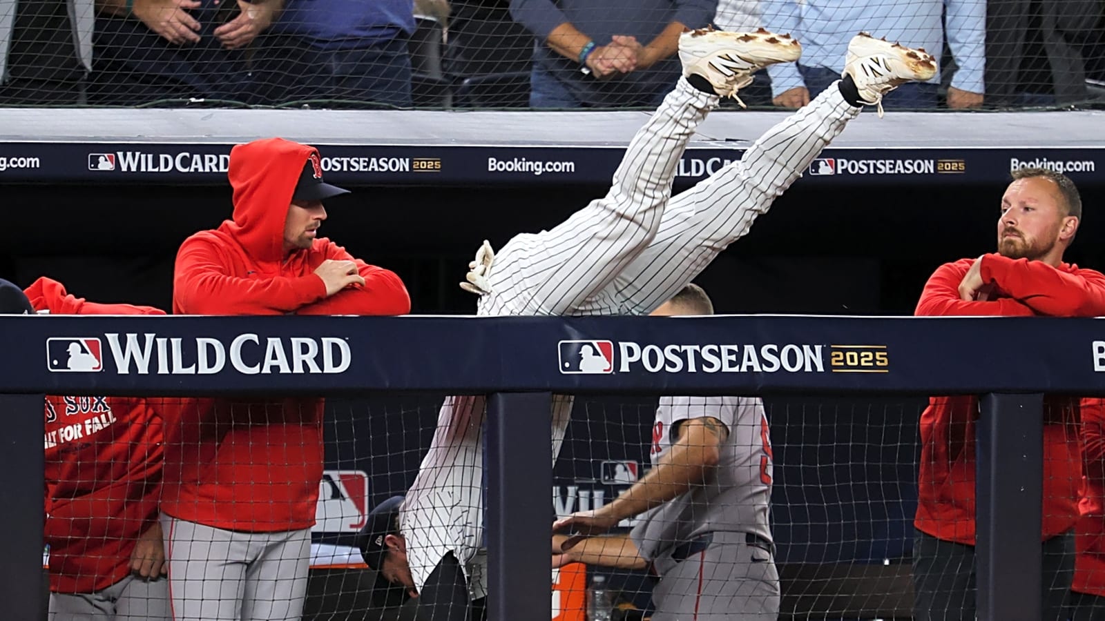 Yankees star channels Derek Jeter with tumbling catch over railing