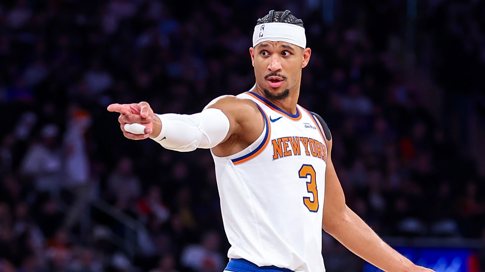 Josh Hart dumped his son off to Knicks teammate in hilarious scene