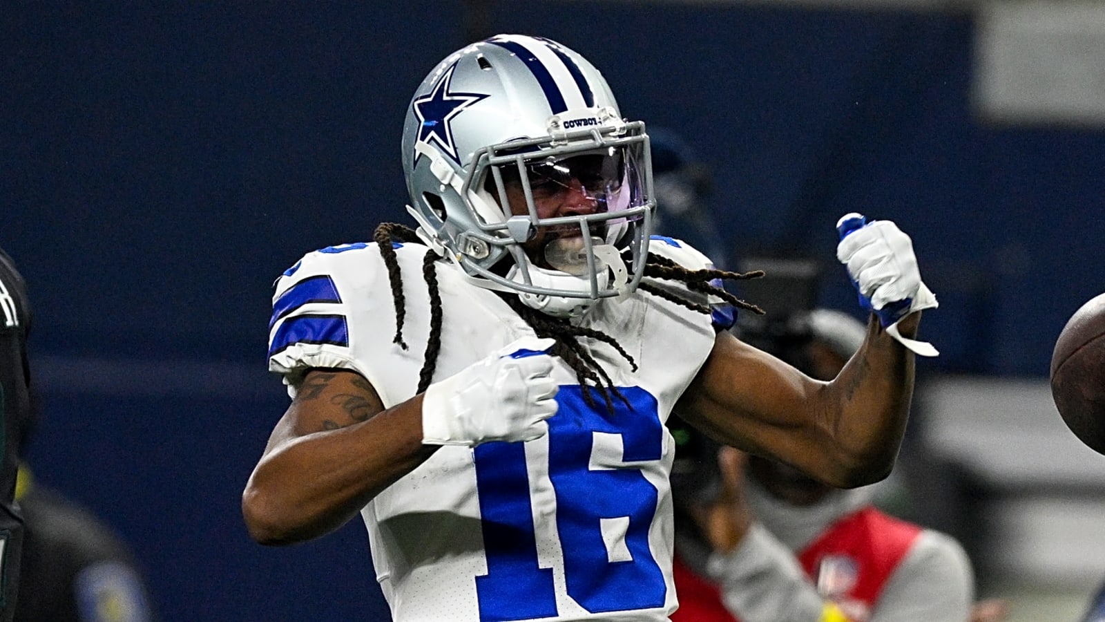 Former NFL receiving leader announces his retirement