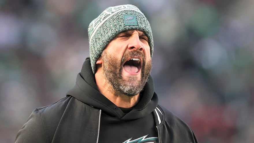 Eagles players send warnings about offense after blowout win