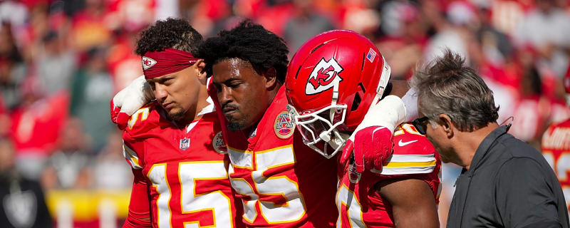 Chiefs DT Omarr Norman-Lott helped off field by QB Patrick Mahomes after apparent knee injury, and a dirty play from the Raiders