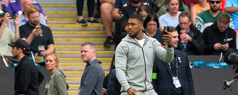 Anthony Joshua takes aim at Tyson Fury while praising Joseph Parker and Fabio Wardley
